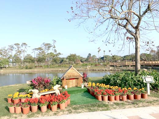 林務所森林公園園區處處充滿員工創意巧思,打造「熊熊遇到你」、「湖畔竹屋」等作品,成為兼具美觀、環保及林務所特色之新亮點。(林務所提供)