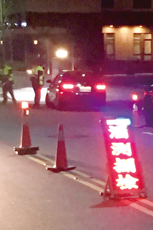 縣警局加強夜間酒測攔檢，以維護用路人交通安全。
（縣警局提供）