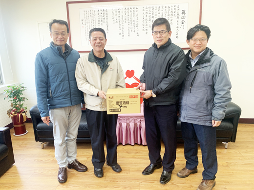 金門縣商業會前理事長許峻岷捐贈金門大學優質酒精(95度)一批,金大校長陳建民(右二)代表接受。(許加泰攝)