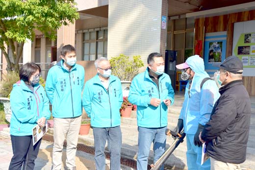 開學日在即,縣長楊鎮浯與教育處官員至學校視察防疫整備工作。(詹宗翰攝)