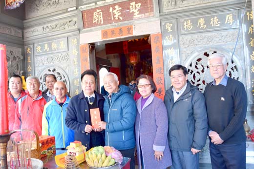 聖侯廟做醮來為「恩主公」祝壽，議長洪允典前往拈香祝禱。（李金鎗攝）