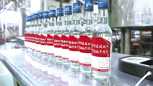 圖為金酒公司所製造之防疫酒精。(李金鎗攝)