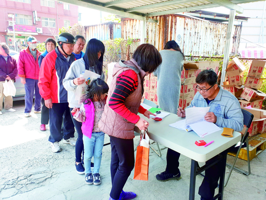 金酒防疫酒精開始發送，民眾排隊領取。（許峻魁攝）