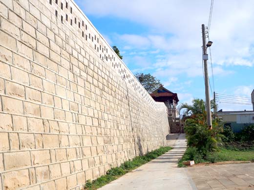 金門城北門興築了一段長137公尺的城牆，前年在施工時發現疑似老舊牆石和遺址層，後經調查確認不是。（文化局提供）