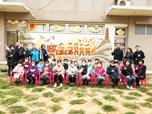 古城國小在新建幼兒園教學大樓前面的牆上設置了以獅鼓陣與鑼鼓隊為主題的公共藝術。
(詹宗翰攝)