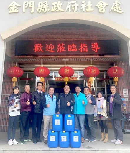 潔之方經理陳木勇再捐次氯酸水抗菌液,協助各社福機構抗疫,由縣府社會處長董燊代表接受。(社會處提供)
