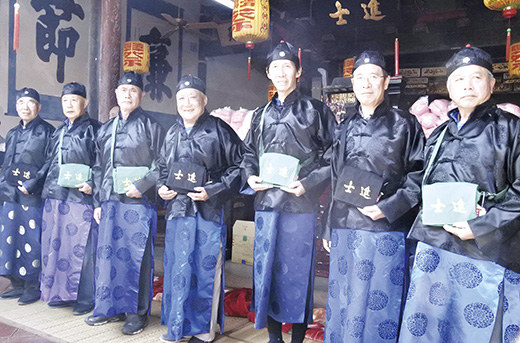 瓊林蔡氏十七郎公裔孫基金會,於今年春祭典儀中,特別商請長老代表當代言人,背著「進士」包參與祭祀,象徵傳承家廟傳統文風,並宏揚瓊林聚落風華,至3月底止推出八折優惠,有興趣的民眾請不要錯過。(陳麗妤攝)