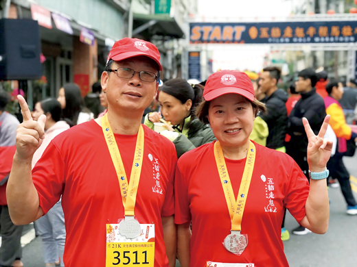 董燕山夫妻熱衷長跑健身。（董燕山提供）