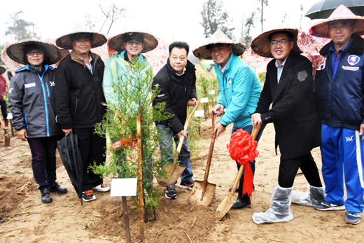 2020植樹節,金門府、會正副首長及五鄉鎮長等貴賓一起植樹造林護家園;活動在細雨中進行,與會各機關代表計300人參與,在5公頃林地內,為金門種下近萬棵希望的樹苗。(陳麗妤攝)