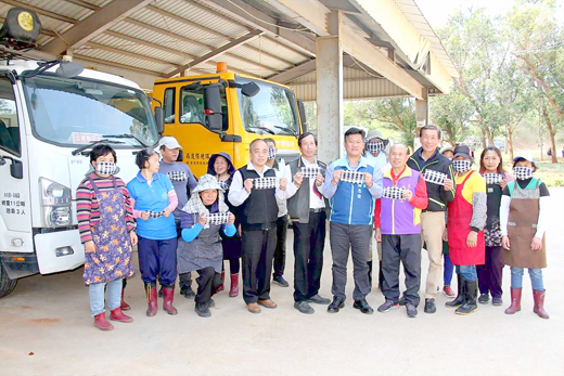 古寧頭社區發展協會志工製作300個花帔口罩套，昨日下午贈予金寧鄉清潔隊。
（李俊龍提供）