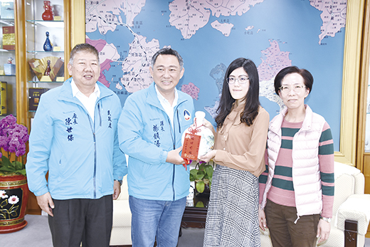 縣長楊鎮浯接見榮登花東區三等地方特考金榜的民政處科員李庭儀(右二),肯定她是公務人員學習的標竿、積極進取的表率。(翁維智攝)