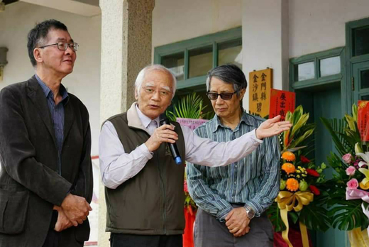 金門睿友文學館館長陳長慶（中）表示，睿友文學館為開放空間，《漂流的文學樹─楊樹清文學作品展》展出期間，該館會全面配合進行防疫。（金門睿友文學館提供）