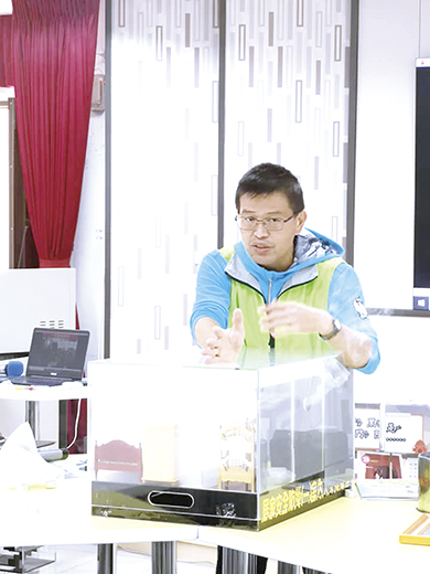 「防災教育教材教具巡迴推廣種子教師培訓」研習,延請苗栗西湖國小校長林國正等人擔任講師,和參加研習的教育工作者分享防災知識與防災教具的使用。(詹宗翰攝)