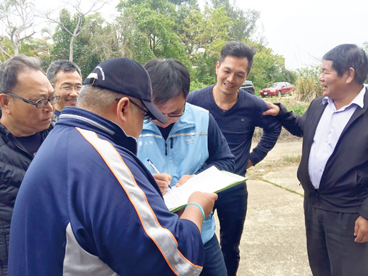金門縣政府建設處，配合金鑽道路網絡工程需要，拆除斗門村郊一KTV案。建造之業者、斗門村民代表到場表達各自立場，經過溝通只拆除涉及工程所需的部份，最後也順利執行。至於業者提出之補償訴求，李應文指出，後續仍需再進行協商。（陳麗妤攝）