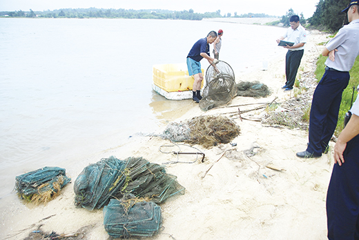 金門國家公園警察分隊不定期展開清除漁網行動，希望民眾多加配合。（金管處提供）