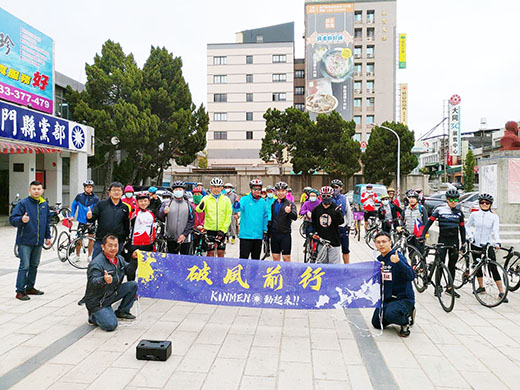 車隊從國民黨金門縣黨部出發。（許加泰攝）