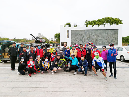 車隊抵達古寧頭和平紀念公園。(許加泰攝)