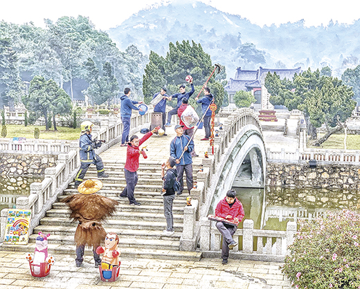 金湖消防分隊自製「清明上香平安圖」,宣導清明掃墓防火事項。(金湖消防分隊提供)