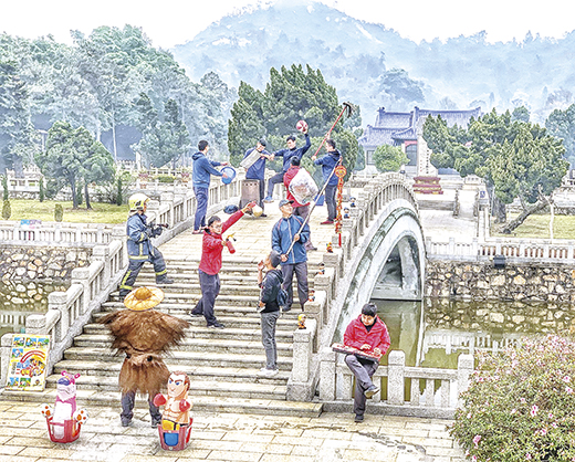 金湖消防分隊自製「清明上香平安圖」，宣導清明掃墓防火事項。（金湖消防分隊提供）