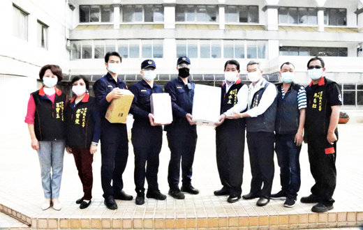 金沙鎮代表會、金沙鎮公所聯袂前往警光會館慰問工作人員辛勞。(陳麗妤攝)