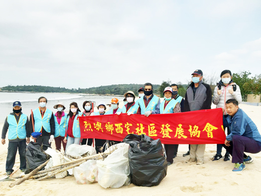 西宅社區發展協會理事長林世忠帶領居民參與東崗海岸的淨灘。（許加泰攝）