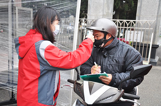 首日赴縣府洽公民眾都戴上口罩,並於大門口量測體溫及登記到訪資料情形。(楊水詠攝)