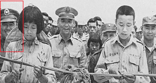 民國47年柏村國小落成時由學生代表剪綵,後排左一(紅框處)便是郝柏村。(柏村國小提供)