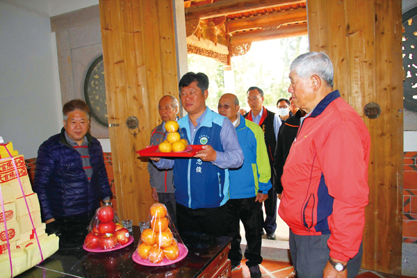 古寧頭萬善祠舉辦國共軍陣公亡將士暨各姓氏先靈祭典儀式,由金寧鄉長楊忠俊主祭。(李金鎗攝)