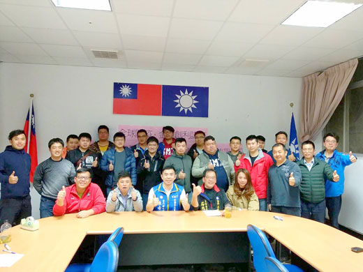 中國國民黨金門縣青工會召開年度會議，並進行總會長改選後，全體會員合影。（青工會提供）