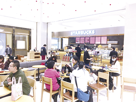 星巴克「金湖門市」試營運,人潮比想像中的多;門市販賣金門獨賣的風獅爺馬克杯。(陳冠霖攝)