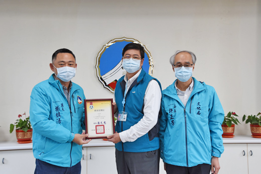 楊鎮浯(左)轉頒教育部獎狀表揚獲獎單位,「縣市人口50萬以下組」由金門縣獲得第1名,由文化局圖資科科長何桂泉(中)代表領獎。(翁維智攝)