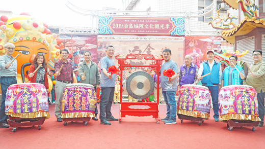 配合城隍遶境慶典,每年公部門都會城隍文化季記者會宣布一系列觀光行銷活動,圖為2019記者會開鑼。(資料照片,許峻魁攝)