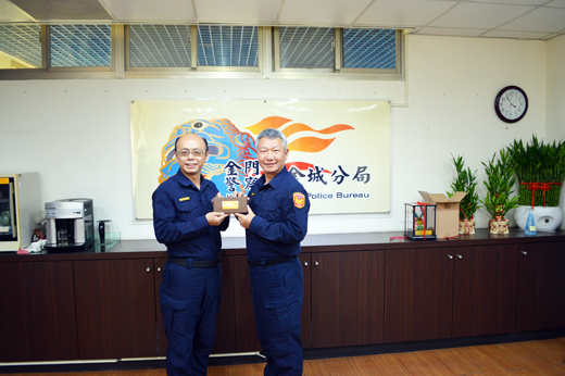 員警考取警大警佐班,分局長李益杰(左)贈送紀念品鼓勵。
(金城分局提供)