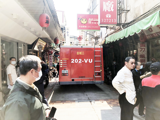 縣府建設處會同金城鎮公所等相關單位,實地踏勘金城老舊社區消防動線。(縣府提供)
