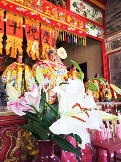 逢註生娘娘生辰,信眾向神明獻上清香花朵,祈求生男育女。(詹宗翰攝)