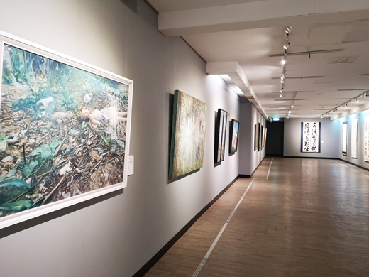 2019年中山青年藝術獎巡迴到金門展出，展出水墨、書法、油畫三類共38件的入選作品，作品旁貼心地展示作者的創作理念，有些更有評審對該作品的評語。（詹宗翰翻攝）