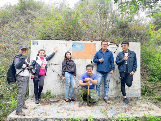 虎威堡自撤軍後，坑道前的集合場，已被荒煙蔓草掩沒。（浯島秘境協會提供）