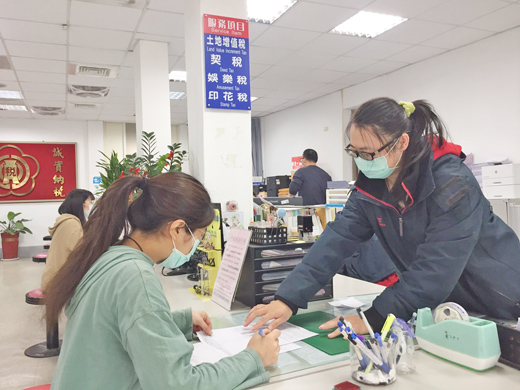 金門縣長楊鎮浯今天宣佈地方娛樂稅全面減徵30%,稅務局主動協助產業度過疫情,並溯自1月15日生效,以協助業者渡過難關。(稅務局提供)