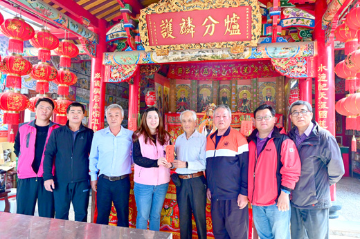 農曆三月廿三日是媽祖聖誕日,烈嶼鄉羅厝西湖古廟管委會、后頭麟護宮管委會舉行廟慶做醮活動,烈嶼鄉長洪若珊敬獻西湖古廟爐敬金。(許加泰攝)