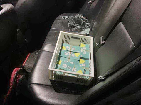 警方於凌晨在金沙鎮某處貨櫃屋查獲賭場,圖為於現場查獲之代幣。(金湖分局提供)