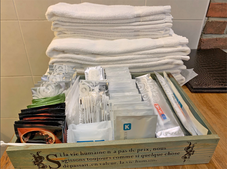 防疫旅館房間內部設施與備品。(金門縣政府提供)