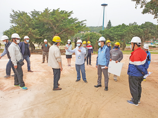縣府人員前往施工現場會勘。(許峻魁攝)