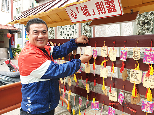 李誠智鎮長將心願掛在祈福牆上。（許峻魁攝）