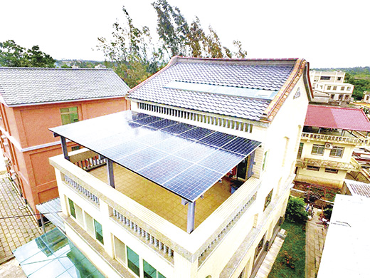 圖為民眾裝設太陽能光電發電系統實景。(縣府建設處提供)