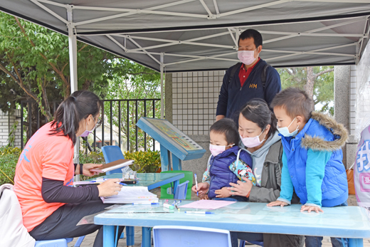 109學年度新生登記，學校於校門口搭棚，或在川堂擺案，讓下半年入學新生登記。（詹宗翰攝）