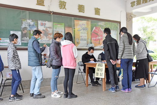 學生就讀有學區限制，多數選擇就近就讀，想跨學區就學者，需設籍在該學區。（詹宗翰攝）