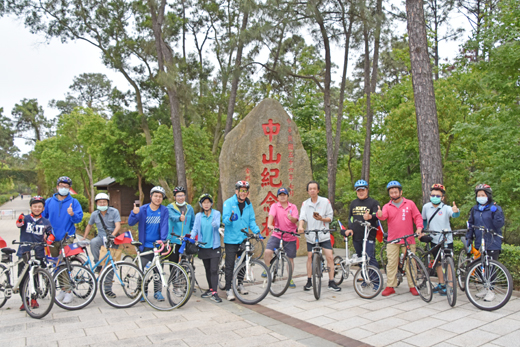 國民黨青工會自行車隊,享受騎乘鐵馬的樂趣與挑戰。(李金鎗攝)