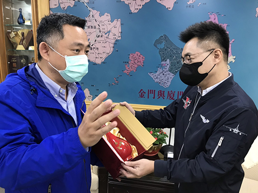 江啟臣關心金酒營運。(縣府提供)
