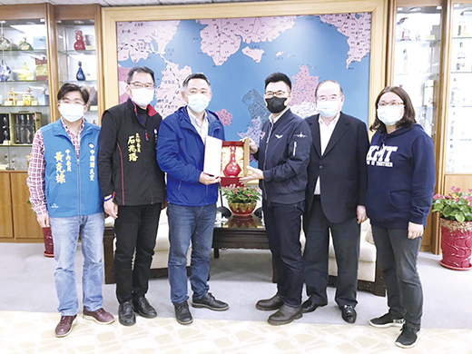 江啟臣昨天上午在秘書長李乾龍、立委陳玉珍等人陪同下,走訪拜會縣長楊鎮浯。(縣府提供)