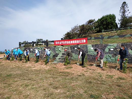 縣長楊鎮浯和烏坵鄉長蔡永富及縣府、軍方代表等人,在烏坵島上植樹現況。(縣府提供)